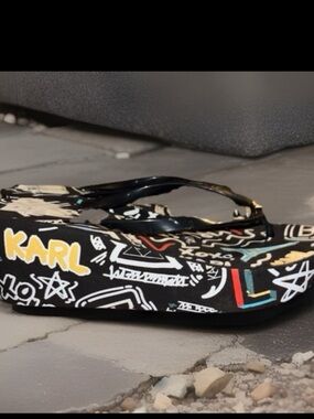 NWTs,Karl Lagerfeld Paris Nola Graffiti Platflorm Flipflops, Women’s size 8/9